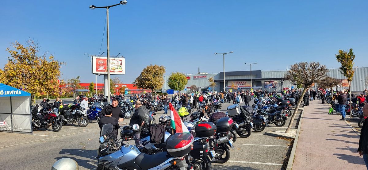 A szekszárdi Tesco parkolóból indultak a motorosok