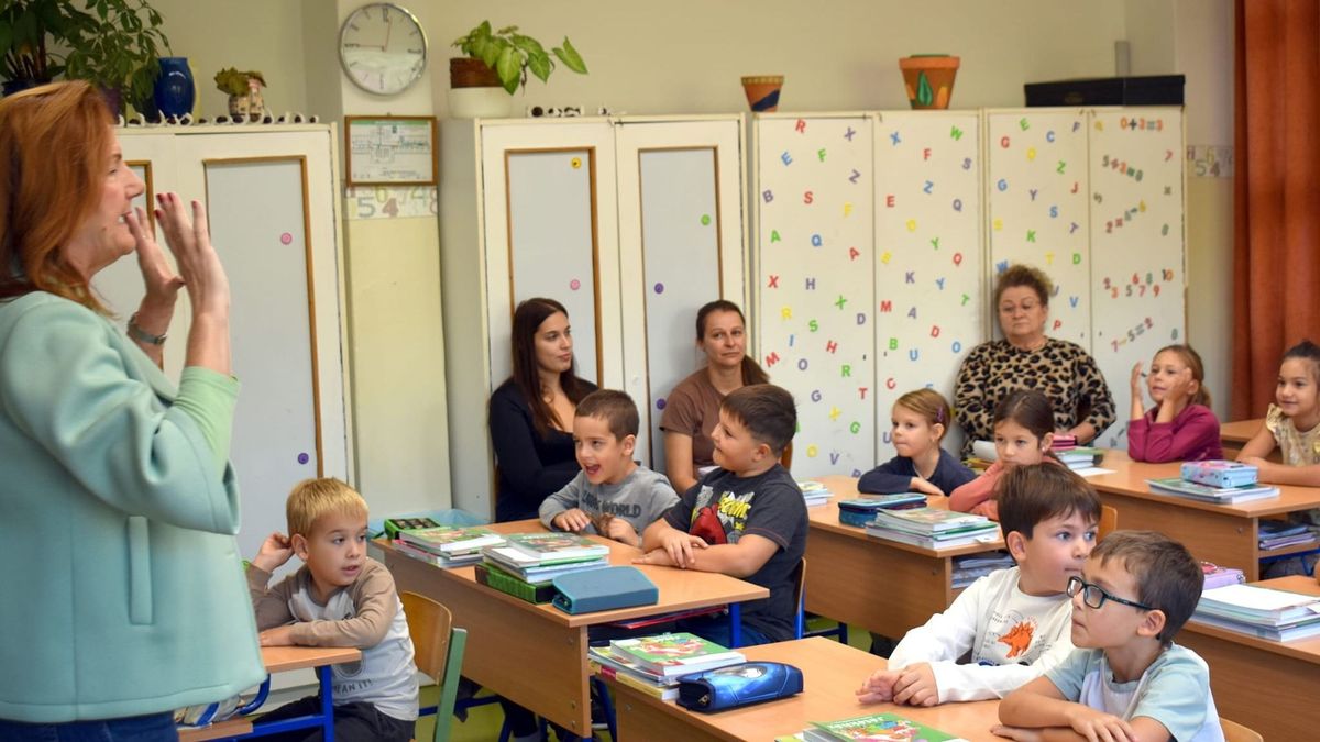 A gyerekek nagyon élvezték, hogy újra találkozhattak egykori óvó nénieikkel.