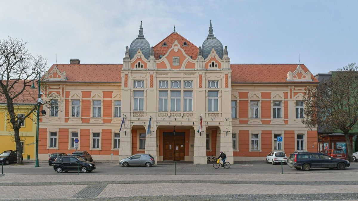 A jelöléseket október végéig lehet ledni személyesen a szekszárdi városházán, vagy oda címezve postai úton.