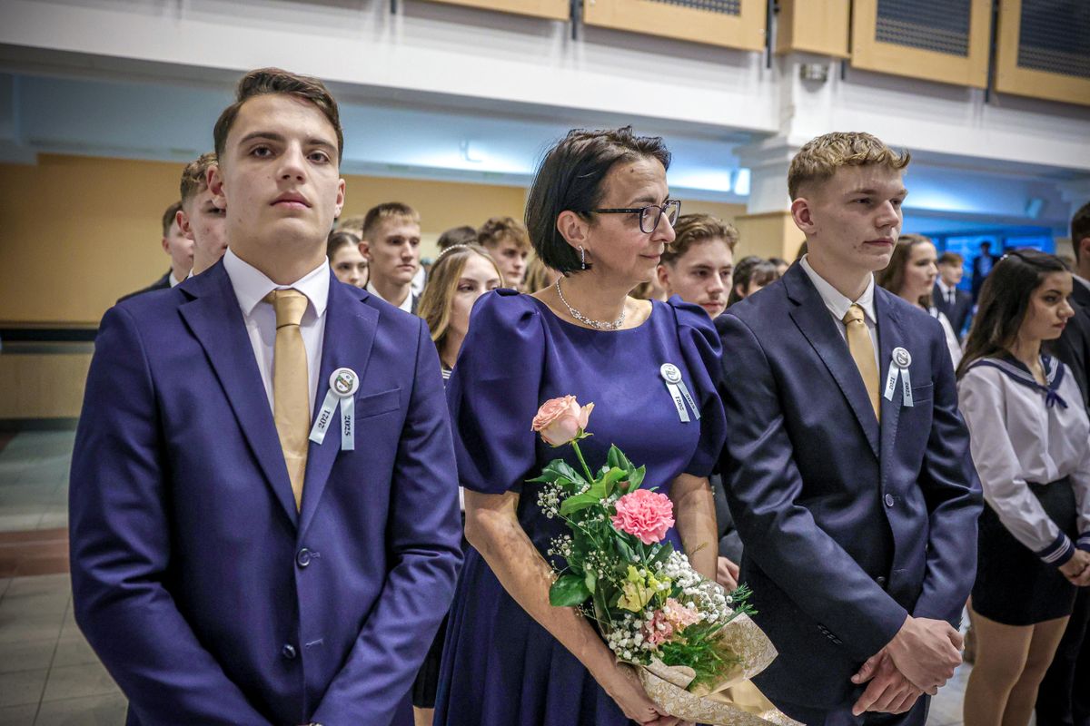 Felkerült a szalag a végzős garaysták ruhájára