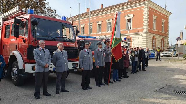 Felsorakoztak a szerek a Tamási Önkéntes Tűzoltó Egyesület ünnepségén