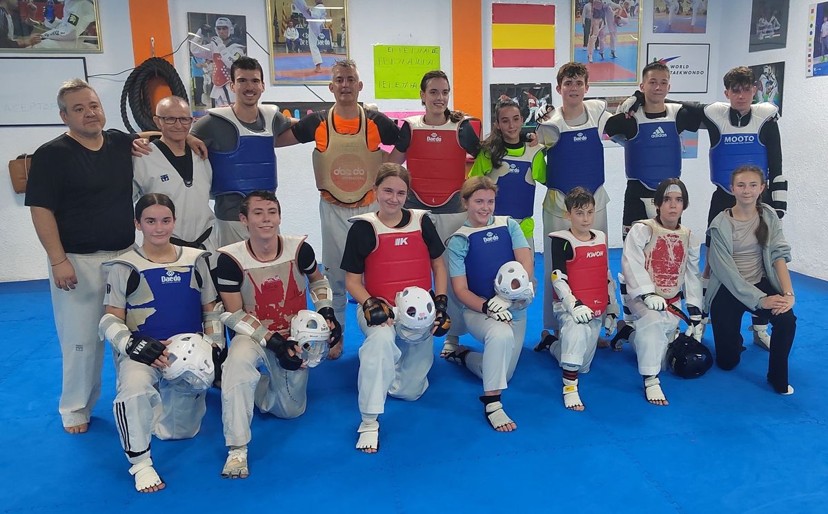 Az Alisca Taekwondo Klub versenyzői Valenciában, Benito Cano vezetőedzővel (álló sorban balról a második)