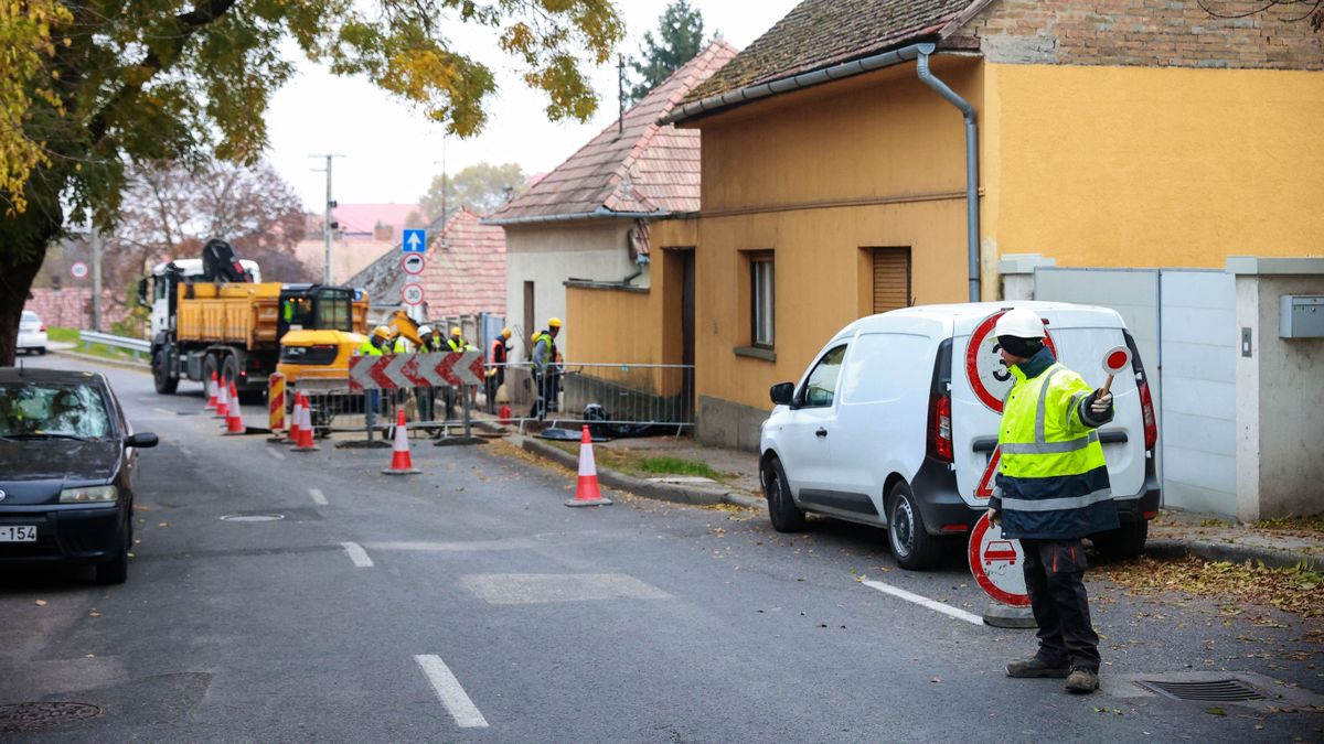 Munkások irányították a forgalmat a földkábel fektetése miatt a Mérey utcában