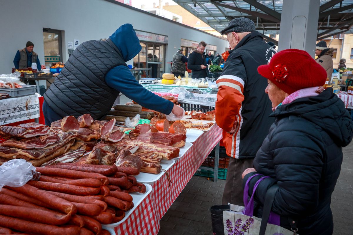 A disznóságok jól fogytak, vitték a kolbászt, a sonkát, és a húzós ára ellenére a töpörtyűt is