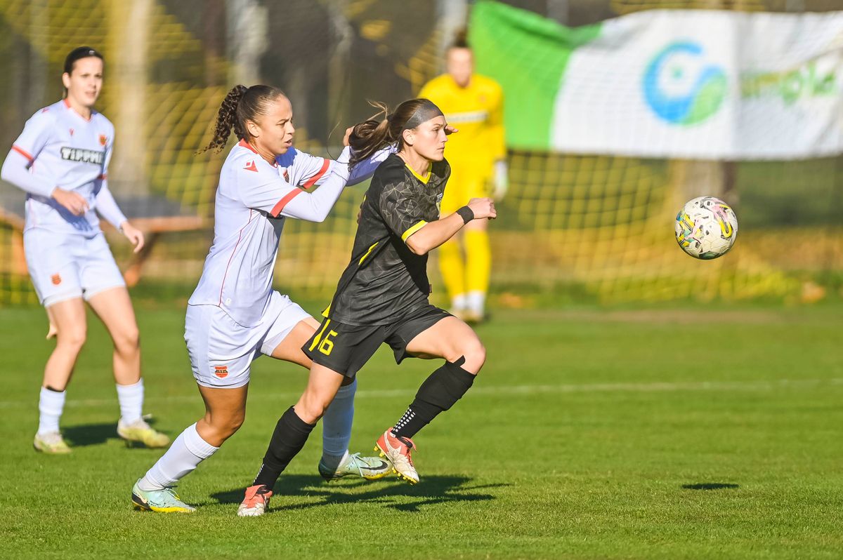 Brianna Taylor (feketében) duplája sem volt elég a Szekszárdi WFC győzelméhez