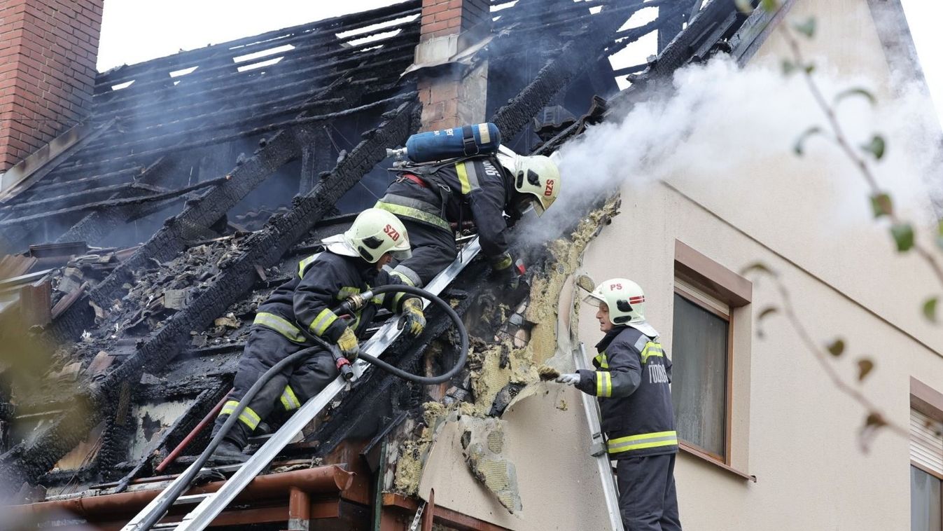 Kigyulladt egy ház, a szomszédos épületek is veszélyben vannak – frissítve!