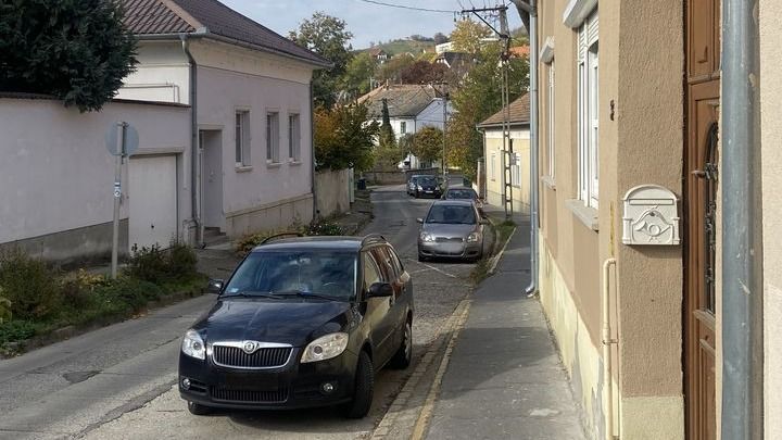 A szekszárdi Babits Mihály és a Mérey utcákban 22 kV-os földkábel építési munkák kezdődnek november 4-én az E.ON Áramhálózati Zrt. megbízásából. A kijelölt nyomvonal elsősorban a járdákat és kocsibeállókat érinti, ami miatt a gyalogos közlekedés korlátozott lesz, és az autósoknak is nehezebb lehet a parkolás a környéken – olvasható a szekszard.hu-n.