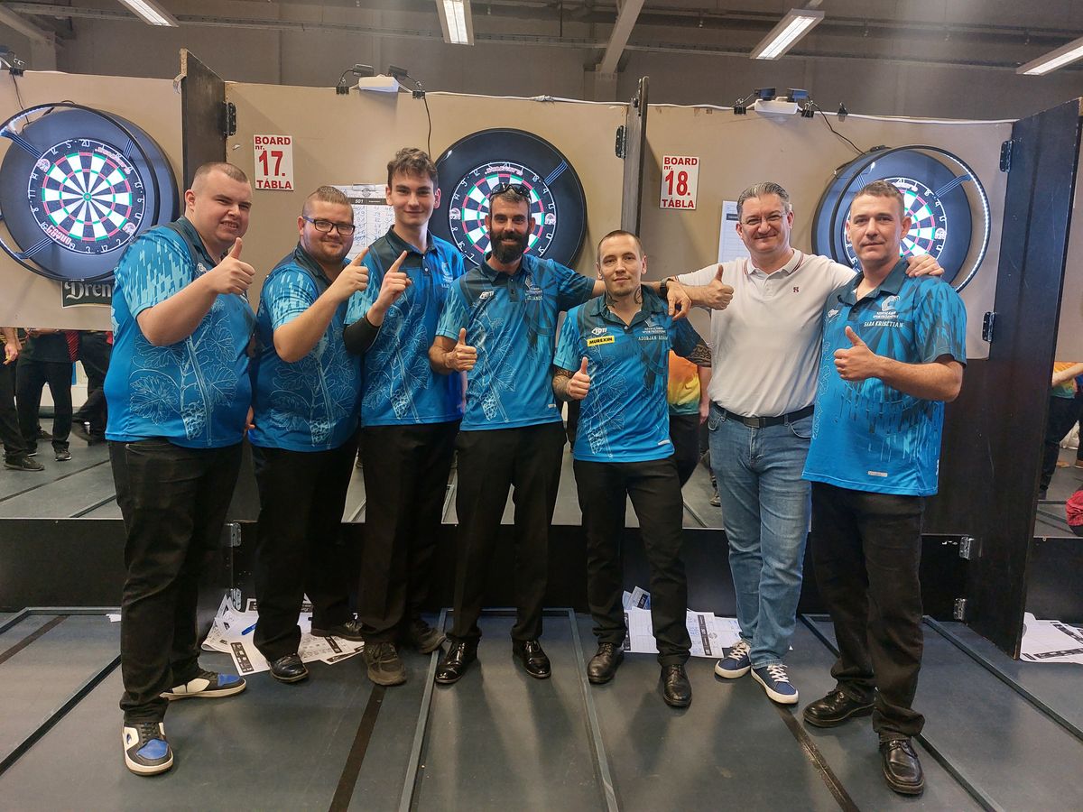 Az Alisca Darts győztes tagjai balról: Kelemen István (kísérő,író) Juhász Ádám, Haáz Gergő, Fehér János, Adorján Ádám (Csapatvezető), Nagy Sándor (Elnök), Sára Krisztián