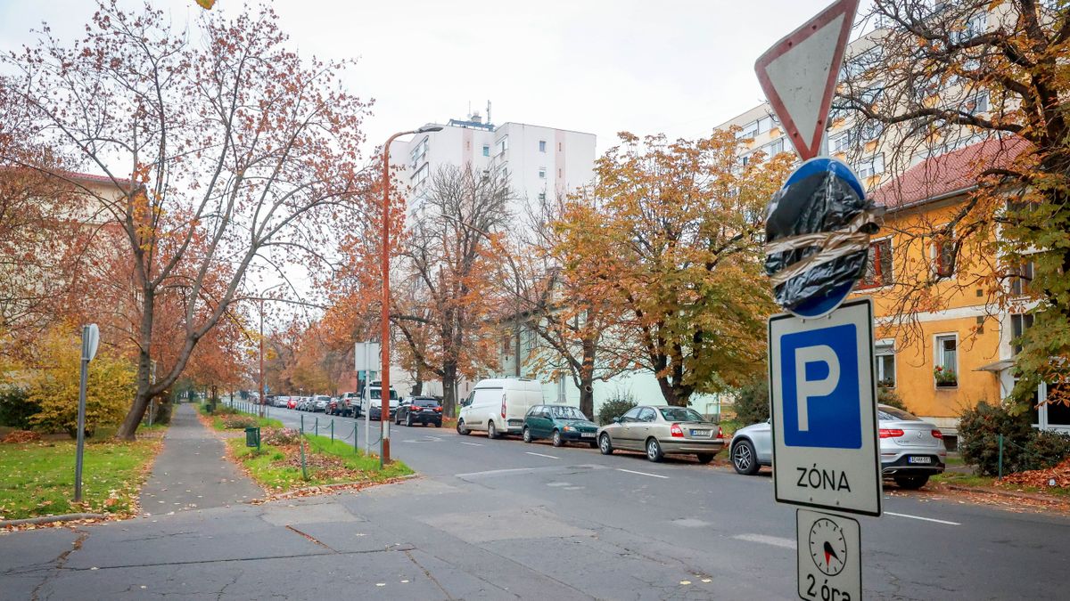 Itt hétfőn még a mobilszolgáltató által megbízott szakemberek dolgoztak