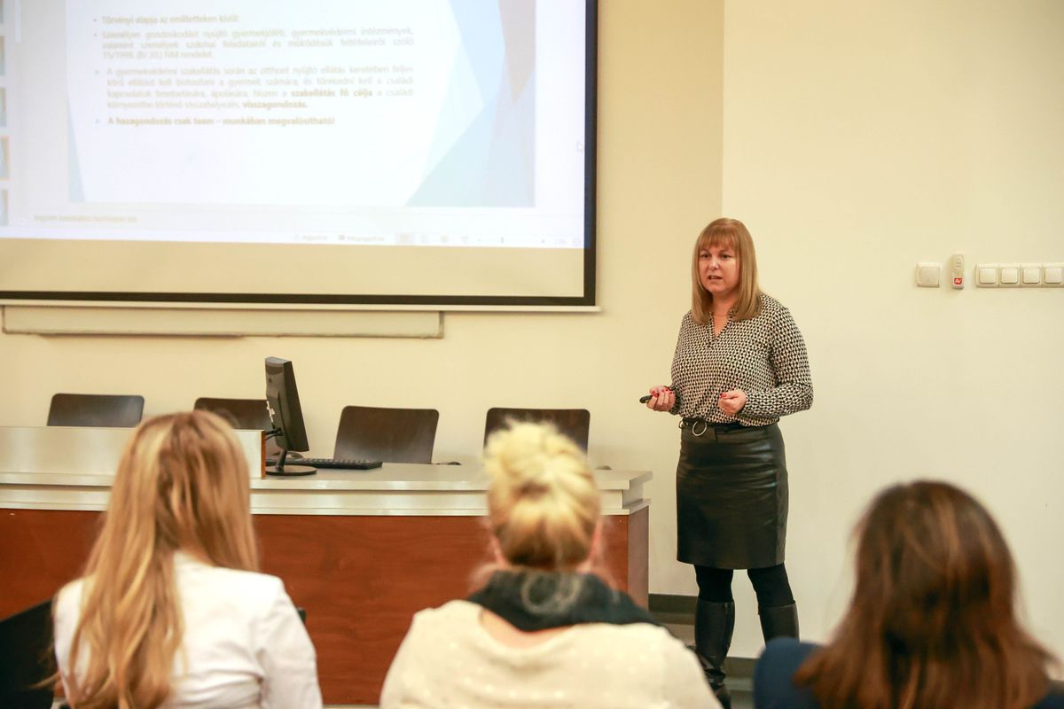 Szakmai előadások a szociális ágazat Tolna vármegyei helyzetéről 
Kapcsolódási lehetőségek a szociális ellátórendszeren belül című szakmai fórum
2024. 11. 14. PTE KPVK 
fotó: Mártonfai Dénes 
A képen Hódi Katalin, a Gyermekvédelmi Központ Tolna vármegye intézményvezetője látható 