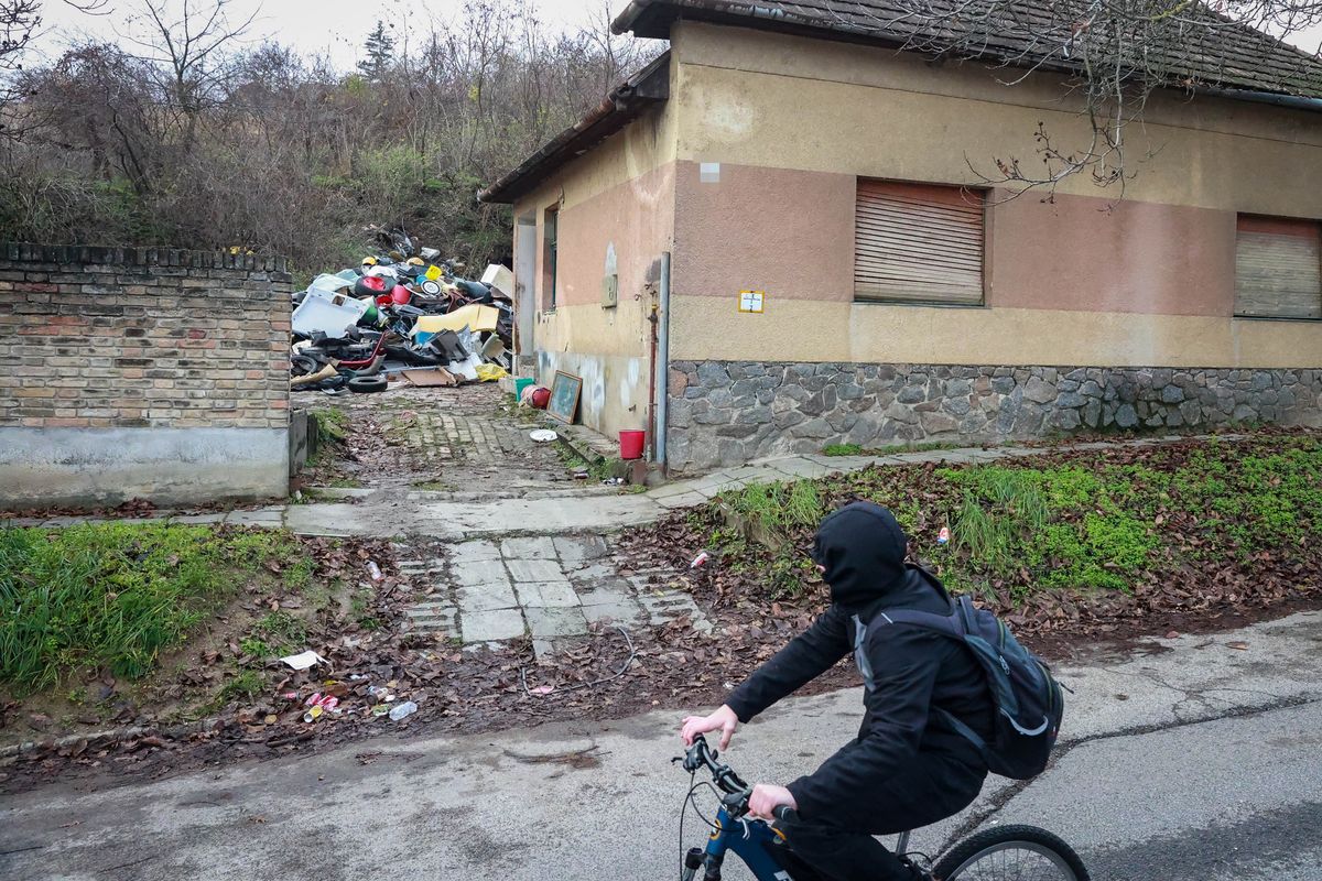 Az utcáról is jól látható a ház udvarán tárolt szeméthalom