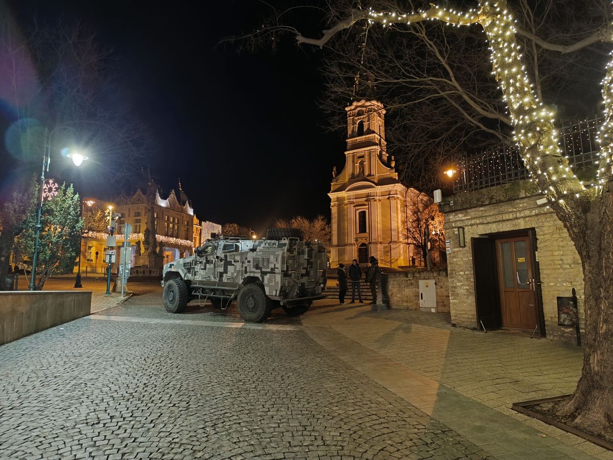 A vásárra kilátogatók közül többen le is fényképezik a Szekszárdon ritkán látott speciális járművet