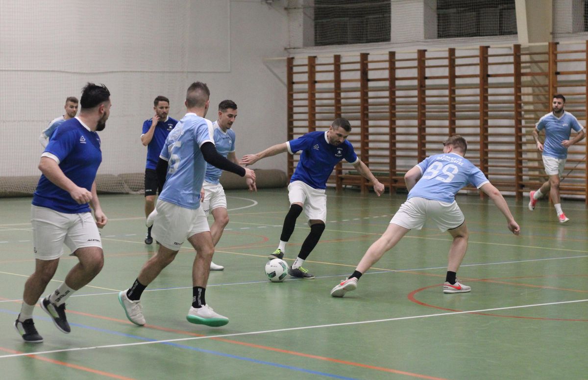 Szili Istvánék (labdával) őrzik veretlenségüket a madocsai teremtorna alapszakaszában