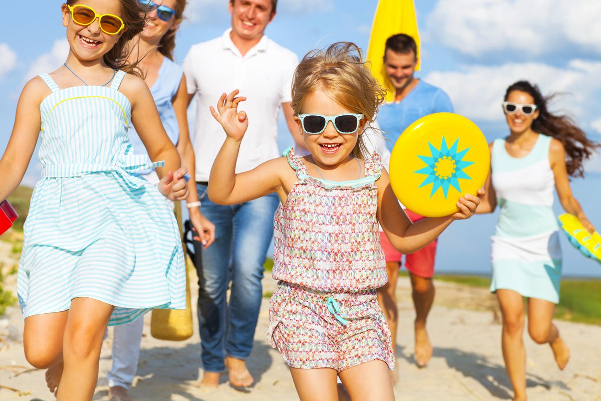 Multiracial,Group,Of,Friends,With,Children,Walking,At,The,Beach
Itt az ideje megtervezni a 2025 évi szabadságunkat. Vegyük alapul az idei év munkaszüneti napjait, az állami ünnepek időpontjait, és hosszabbítsuk meg szabadságunkat, nyerjünk még egy kis időt magunknak az idei évben is.
