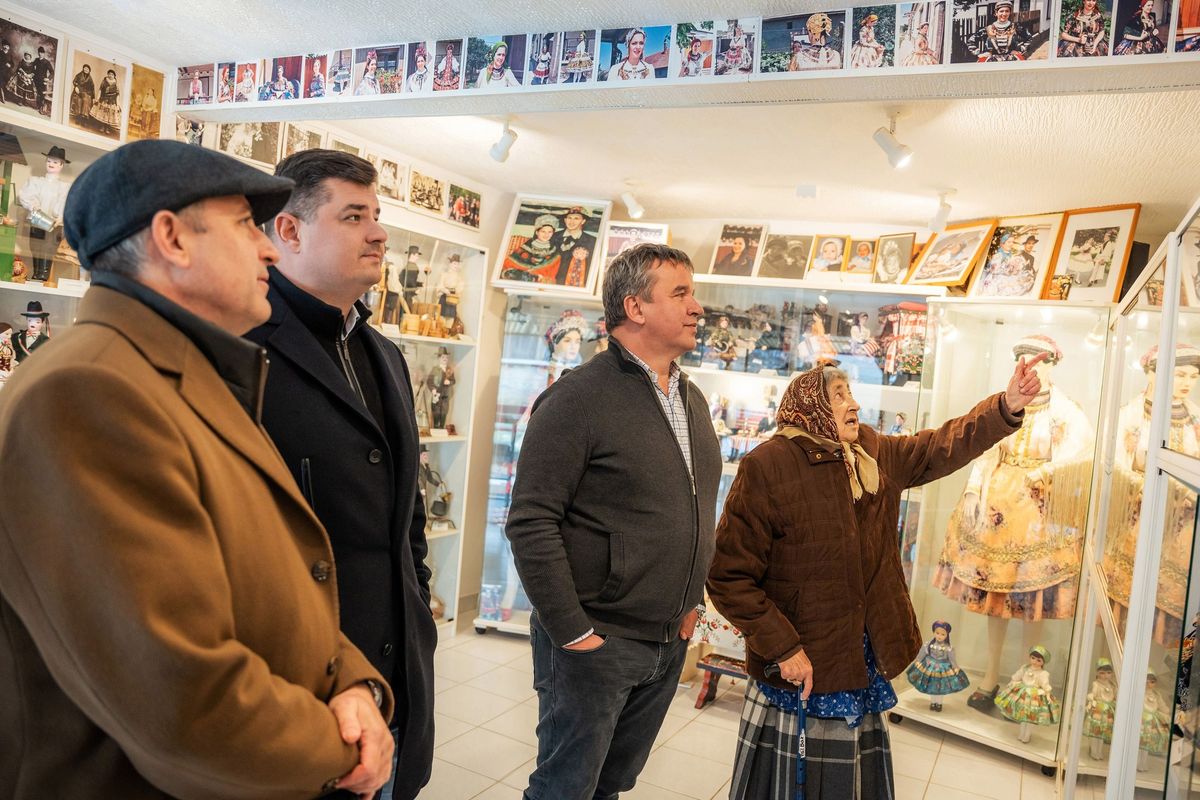 A decsi Babamúzeumban tettek látogatást a politikusok