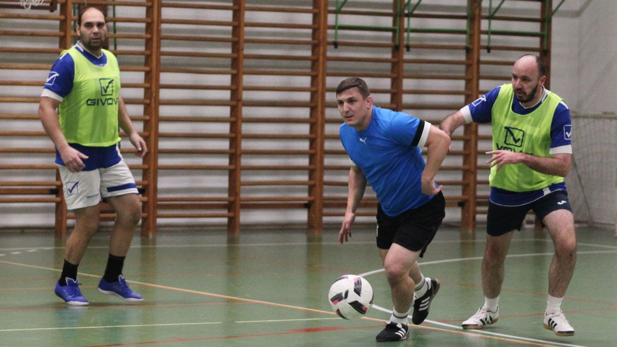 Csoknyai Lászlóék (kékben, Herczig és Társa Bt.) döntetlent játszottak a madocsai teremtorna hétvégi fordulójában