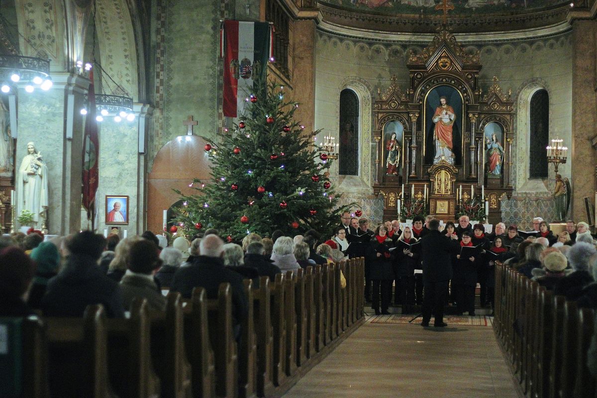 A Jézus Szíve Katolikus Templomban adott ünnepi hangversenyt a Paksi Városi Vegyes Kar