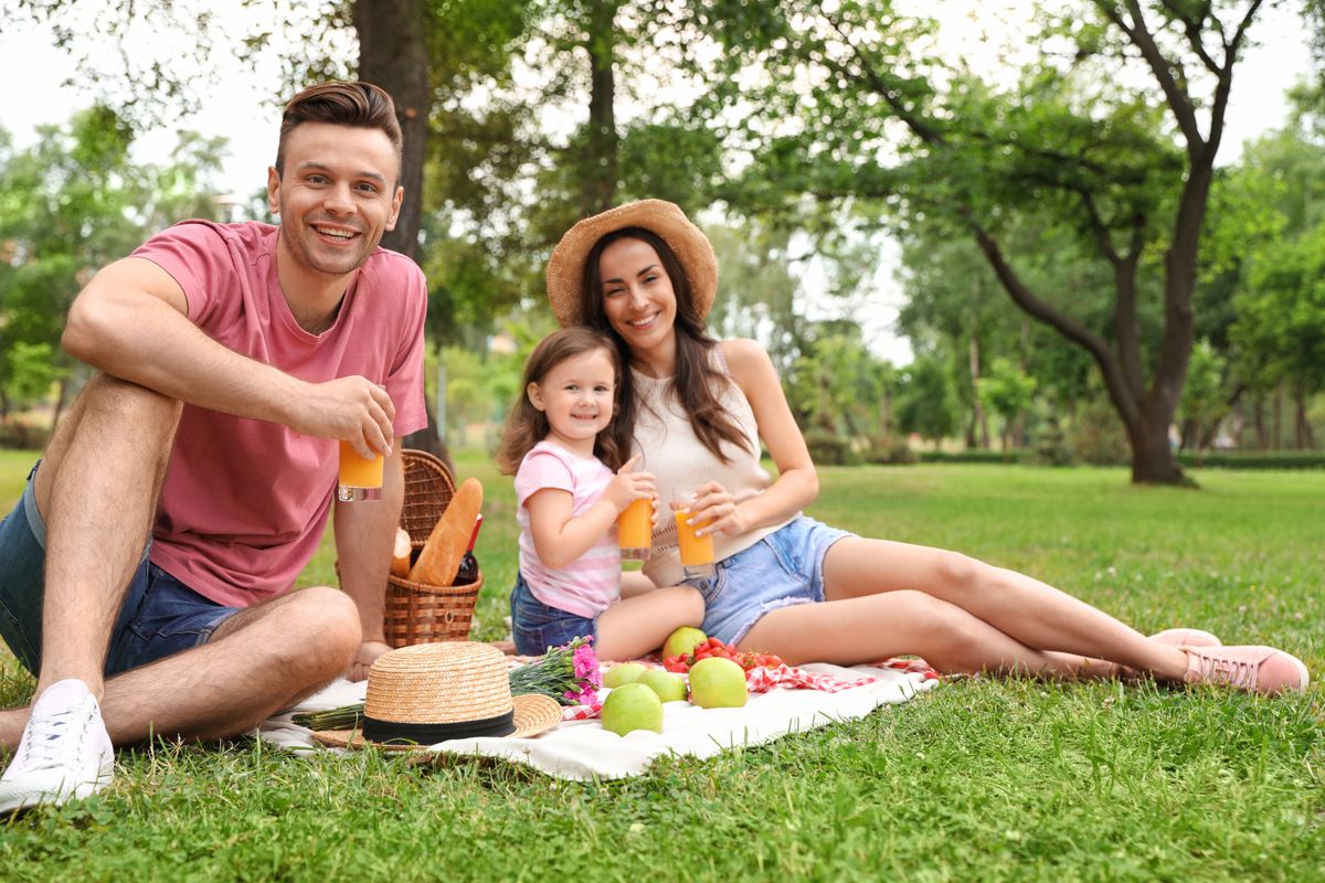 Happy,Family,Having,Picnic,In,Park,On,Summer,Day
Itt az ideje megtervezni a 2025 évi szabadságunkat. Vegyük alapul az idei év munkaszüneti napjait, az állami ünnepek időpontjait, és hosszabbítsuk meg szabadságunkat, nyerjünk még egy kis időt magunknak az idei évben is.