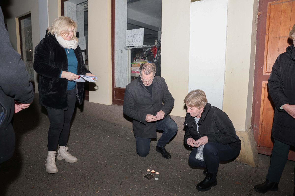 Mécseseket gyújtottak és kavicsokat helyeztek el a Holokauszt áldozatok emlékére