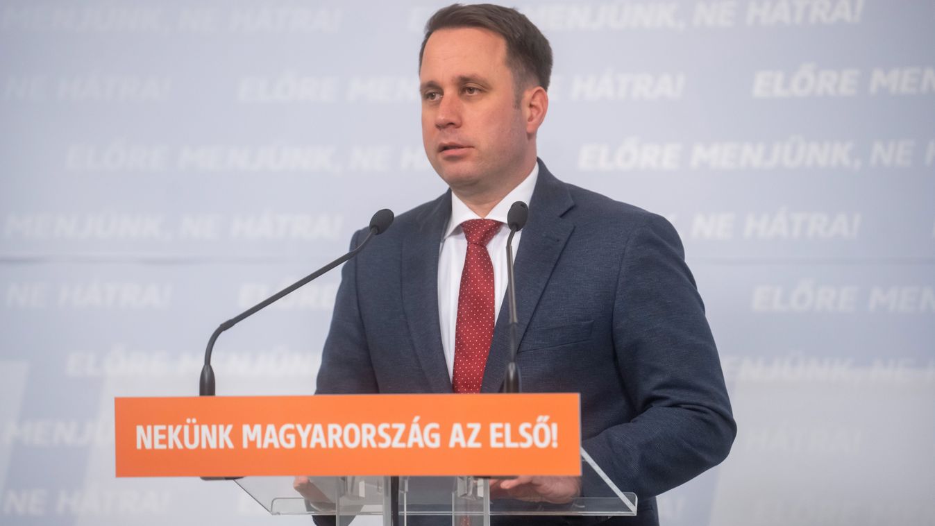 Dömötör Csaba: a brüsszeli elit most tovább akarja vinni a bukott amerikai politikát