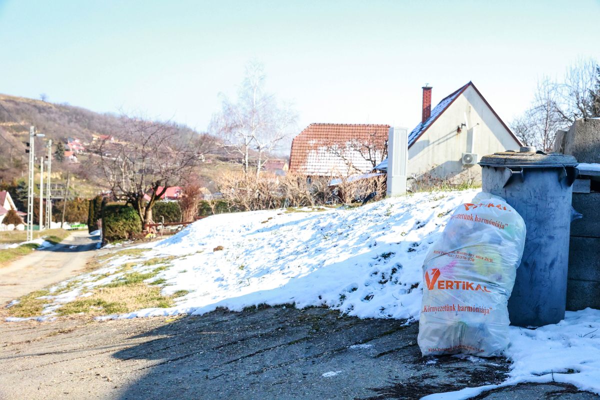 Szekszárdi olvasónk jelezte, hogy a napokban azzal szembesült, hogy megváltozott az átvehető szemeteszsák mérete és mennyisége. Korábban negyedévente körülbelül nyolcvan literes szemeteszsákokat tudott átvenni, emlékei szerint húsz darabot, piros színűt. Gondok vannak az új szekszárdi szemeteszacskókkal.