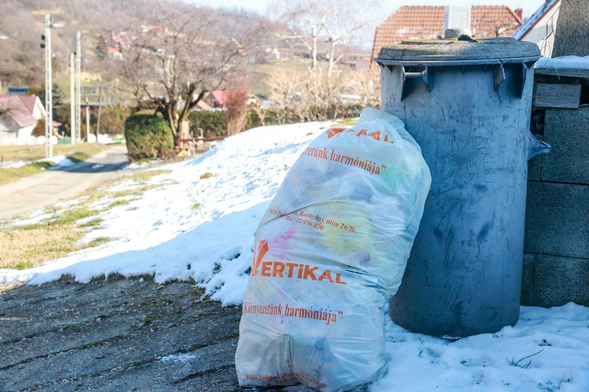 Szekszárdi olvasónk jelezte, hogy a napokban azzal szembesült, hogy megváltozott az átvehető szemeteszsák mérete és mennyisége. Korábban negyedévente körülbelül nyolcvan literes szemeteszsákokat tudott átvenni, emlékei szerint húsz darabot, piros színűt. Gondok vannak az új szekszárdi szemeteszacskókkal.