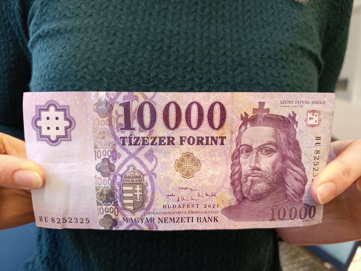 Becsapott a bankautomata egy szekszárdi nyugdíjast. Hihetetlen, de Szekszárdon megtörtént. Az egyik bankautomata 2024 nyarán tízezer forinttal kevesebb pénzt adott ki annál, mint amit vártak. Három hónap alatt végül az elfelejtett tízezres visszajutott jogos tulajdonosához.
fotó: Brunner Mónika
