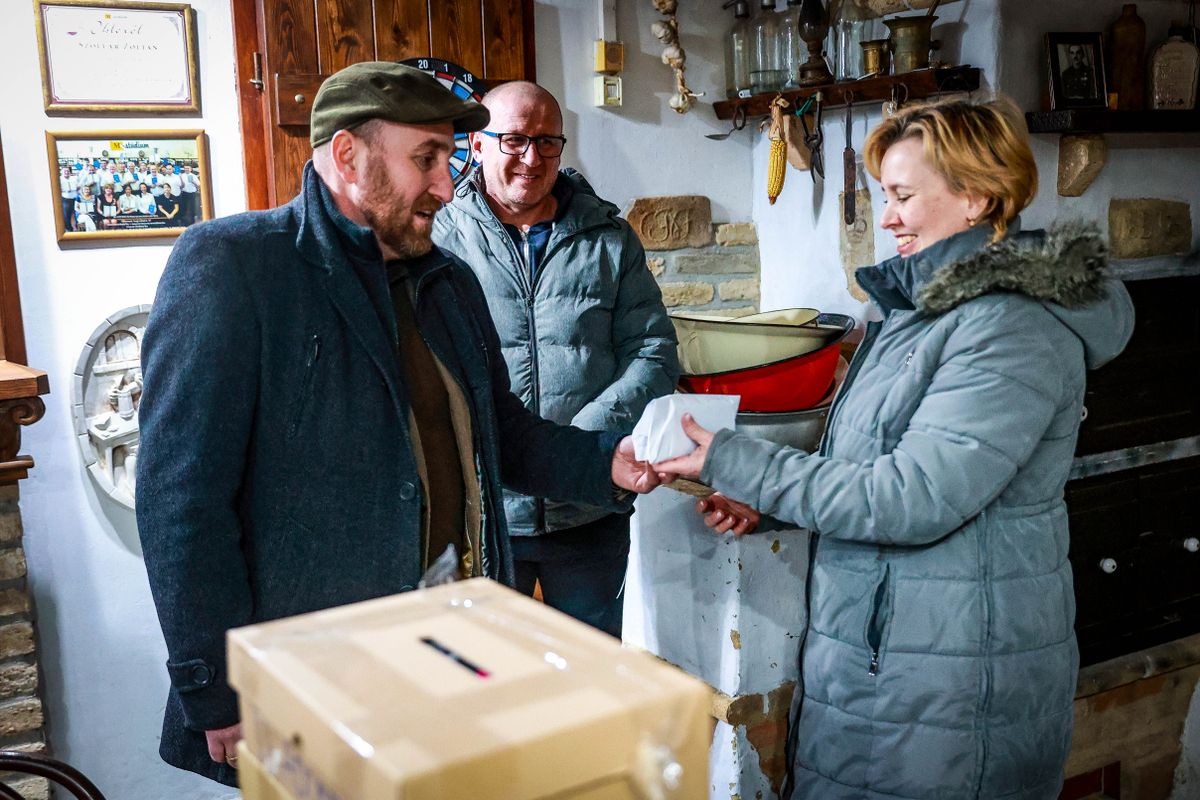 A Babos családot képviseletében Babosné Kővári Nikolett vette az adományt Szollár Zoltántól, a Fősővárosi Kör elnökétől