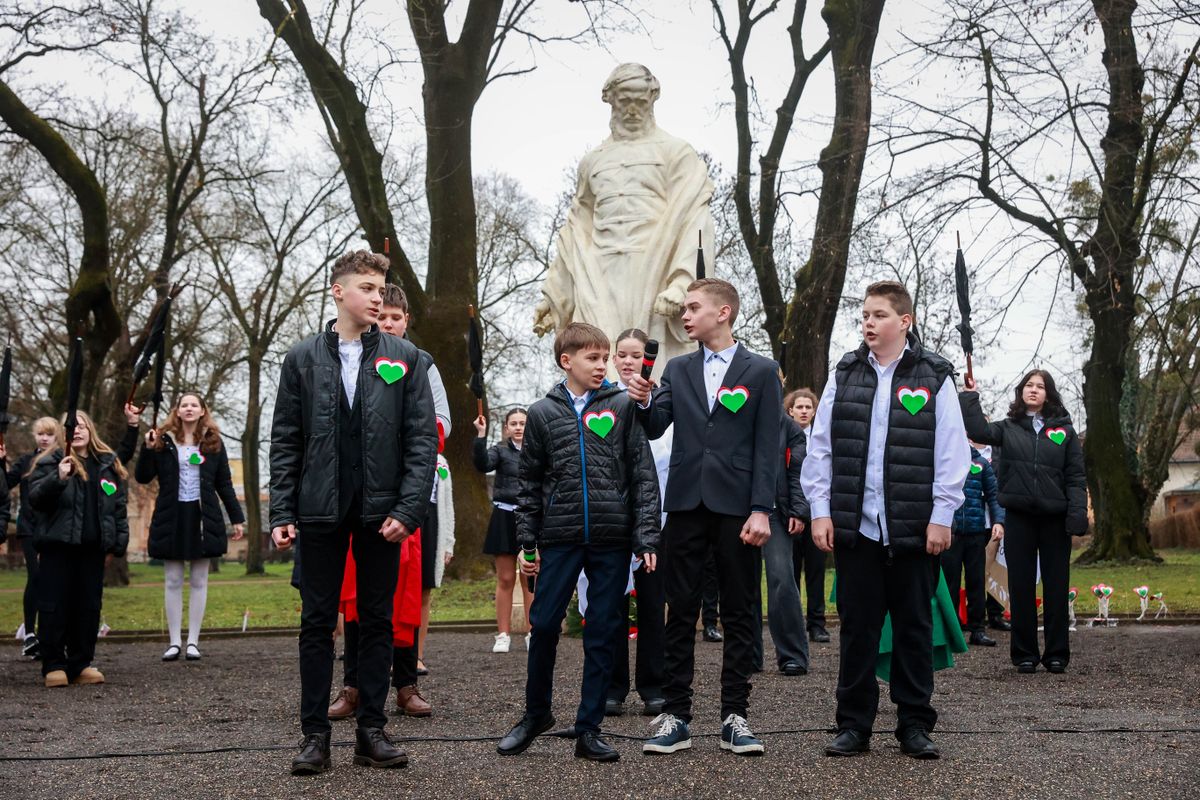 A Dombóvári József Attila Általános Iskola diákjai megható előadásukkal idézték meg a forradalom szellemét, tisztelegve a márciusi ifjak előtt
