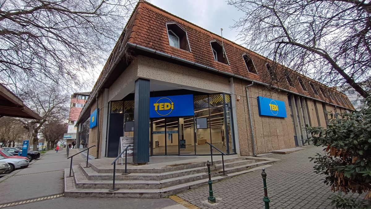 Jól láthatóak a TEDi logójával díszitett táblák