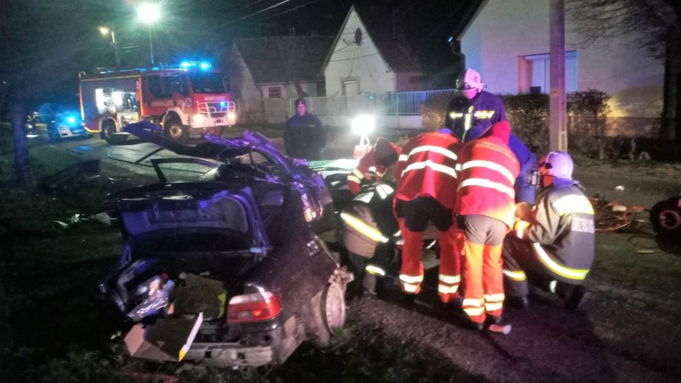 A brutálisan összetört kocsiból feszítővágóval emelték ki az utast