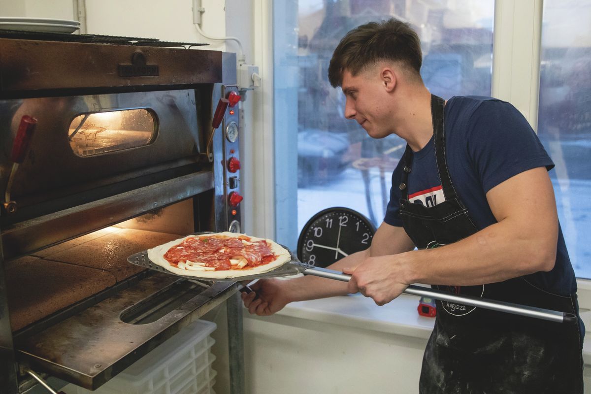 A férfiak és a könyha viszonya gyakran kalandosra sikerül