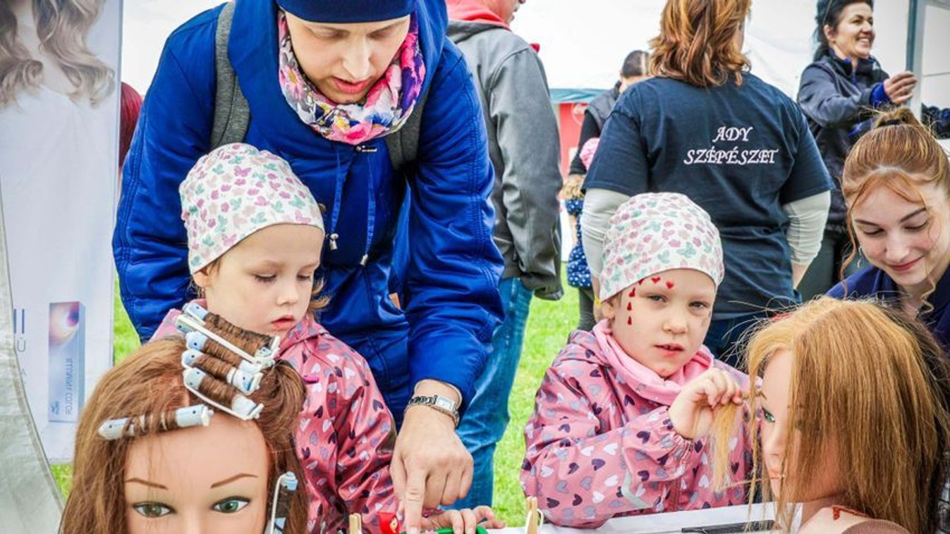 A levegőben drónok, a színpadon Szandi és még kisvonatozni is lehet