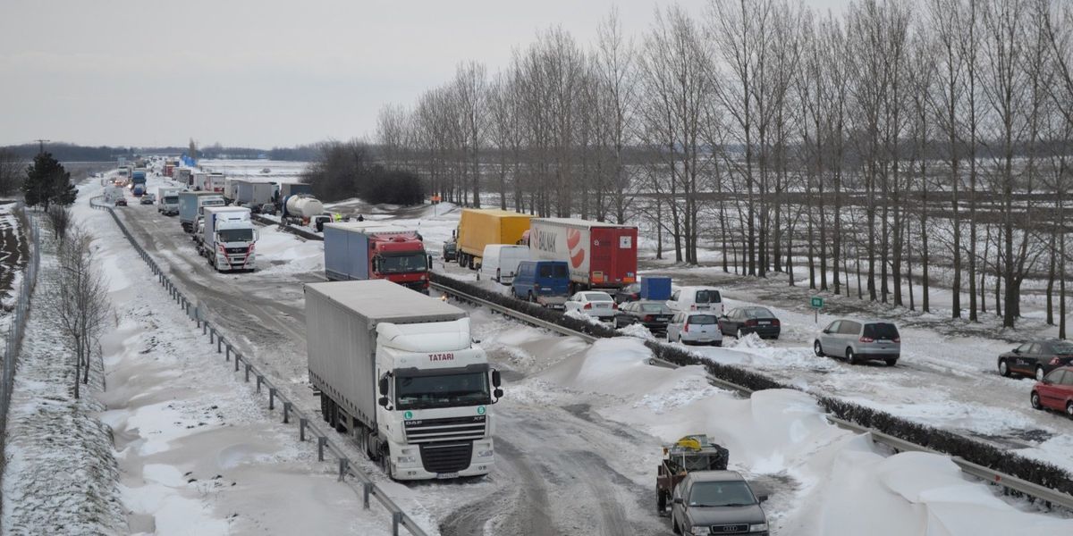 Ezrek ragadtak a hó fogságában: a márciusi havazás teljesen átírta az ünnepet