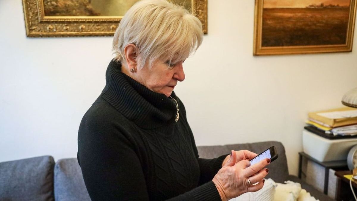 A nőnek és a fiának a bankjuktól érkező SMS-ek lettek különösek