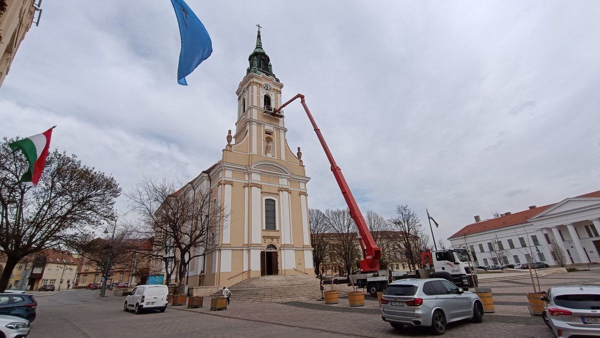 A munkálatok levégzésére emelőkosaras autóra volt szükség