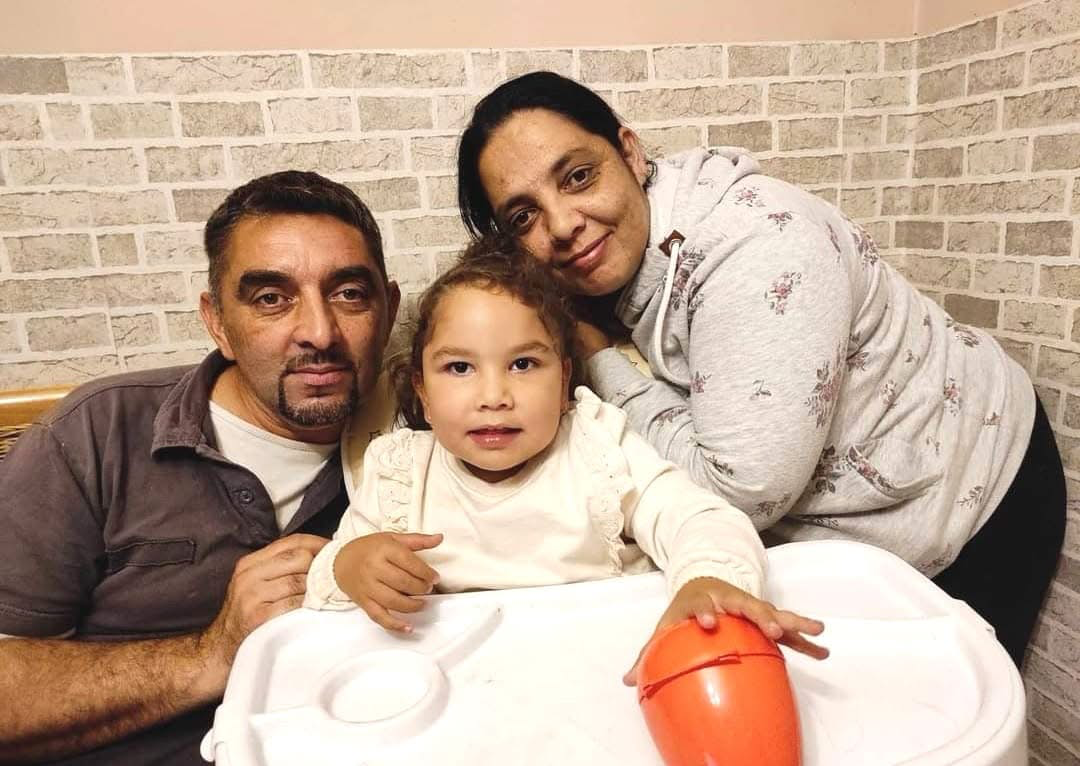 Betöltötte a hatodik életévét Deák Laura, a ritka genetikai betegséggel született kajdacsi leánygyermek. Sajnos a kislány nem tud lábra állni, a szülei továbbra is küzdenek a gyógyulásáért.
