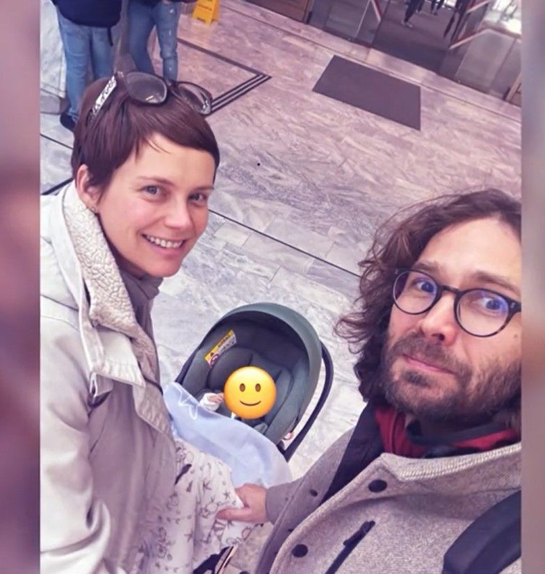 Osvárt Andrea tamási származású színésznő élete legboldogabb időszakáról először a TV2 Tények Plusz műsorának mesélt 2025 március tizenkilencedikén. Az idei évben adott életet első gyermekének, Luna Grétának. Kislányát és gyermeke édesapját is megmutatja a tévéműsorban, közös fotók és tévés felvételek láthatóak a családról.