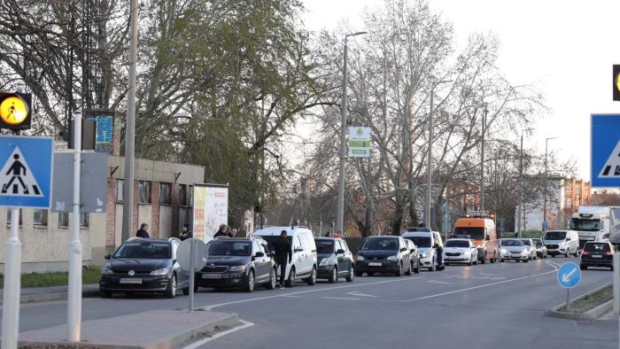 Személyautók ütköztek a Pollack utcában, Szekszárdon