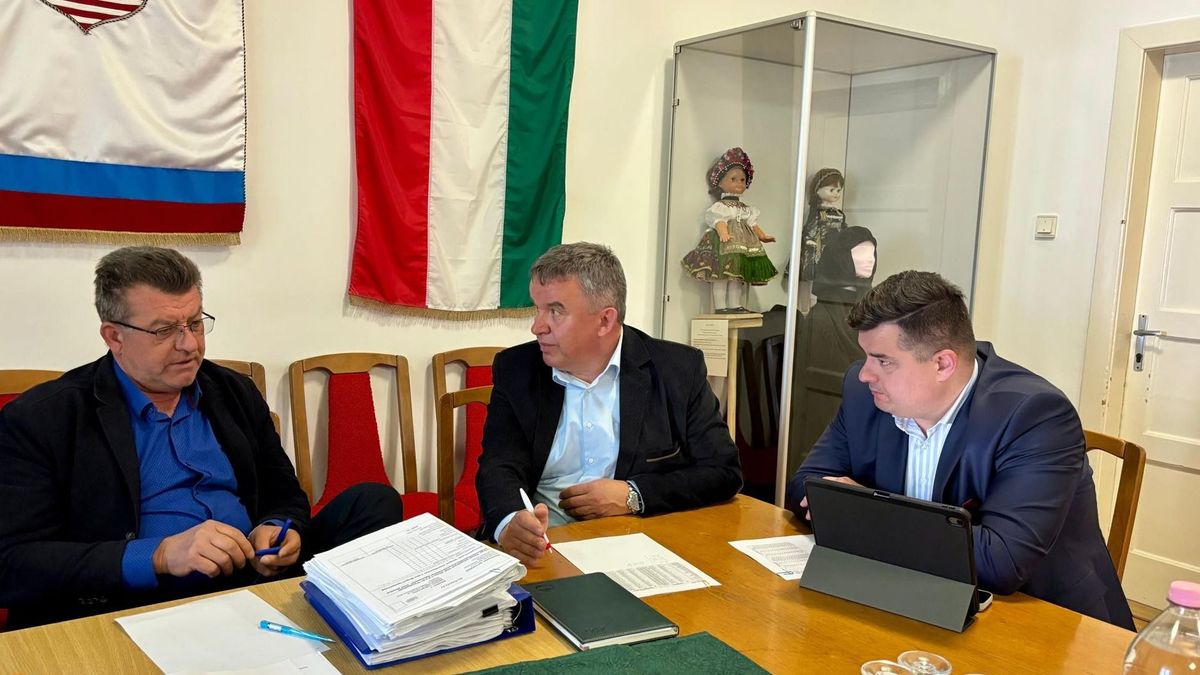 Fülöp János (b), Horváth István, és Zsikó Zoltán (j) Őcsény fejlesztéséről egyeztettek