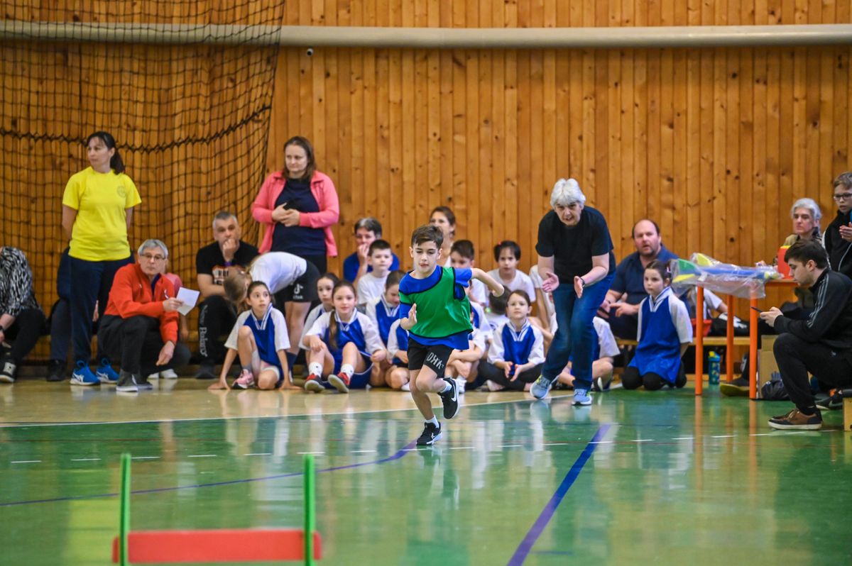 A Wallacher Ákos emlékversenyen alsó tagozatos általános iskolások versenyeztek