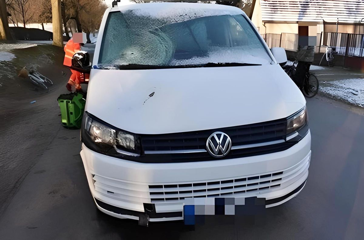 A halálos balesetben érintett autó hátulról ütközött neki a kerékpáros nőnek. A kocsi szélvédője a hatalmas erőtől jól láthatóan szilánkosra törött
Forrás: police.hu / beol.hu