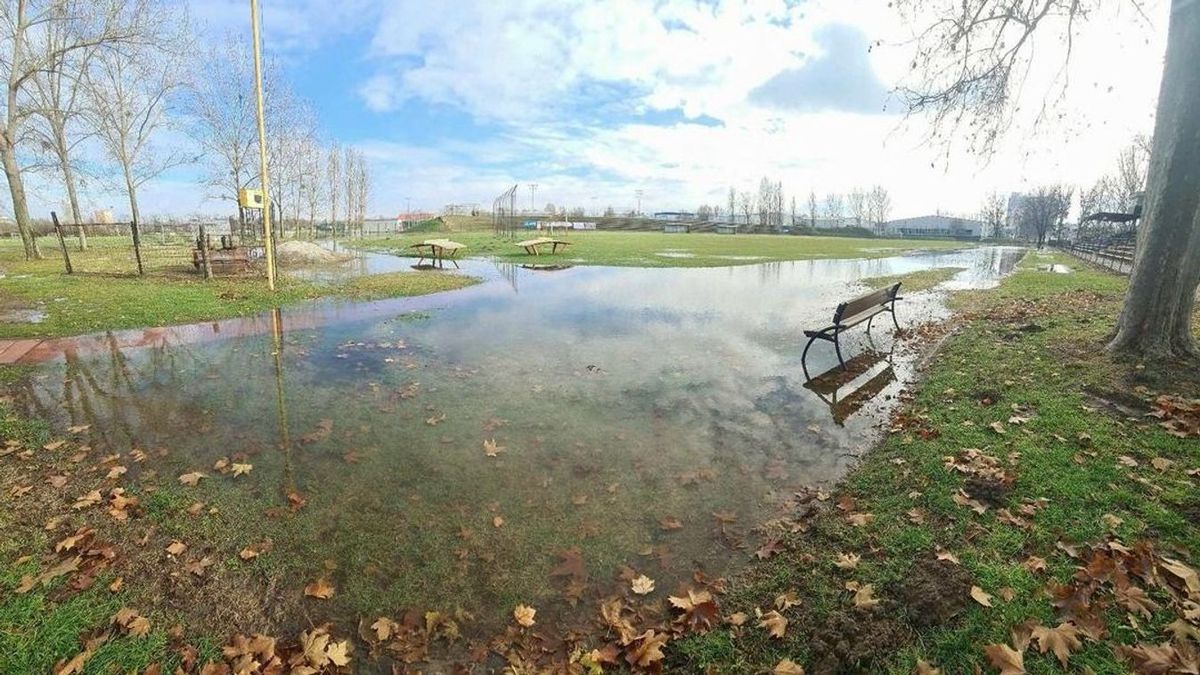 Az esőzés a szekszárdi centerpályát sem kímélte, így elmarad a WFC szombati bajnokija (képünk illusztráció)