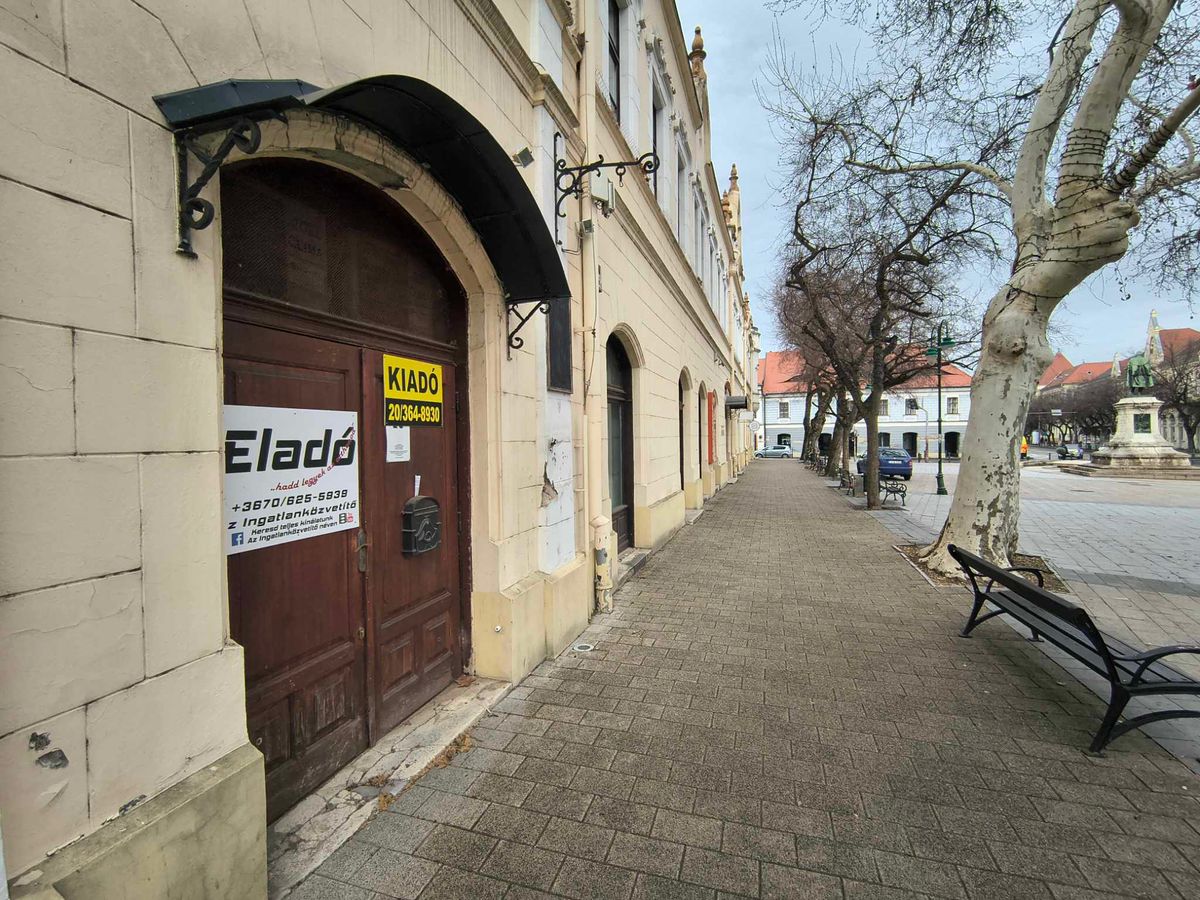 Tábla hirdeti, hogy az Inkognitó eladó