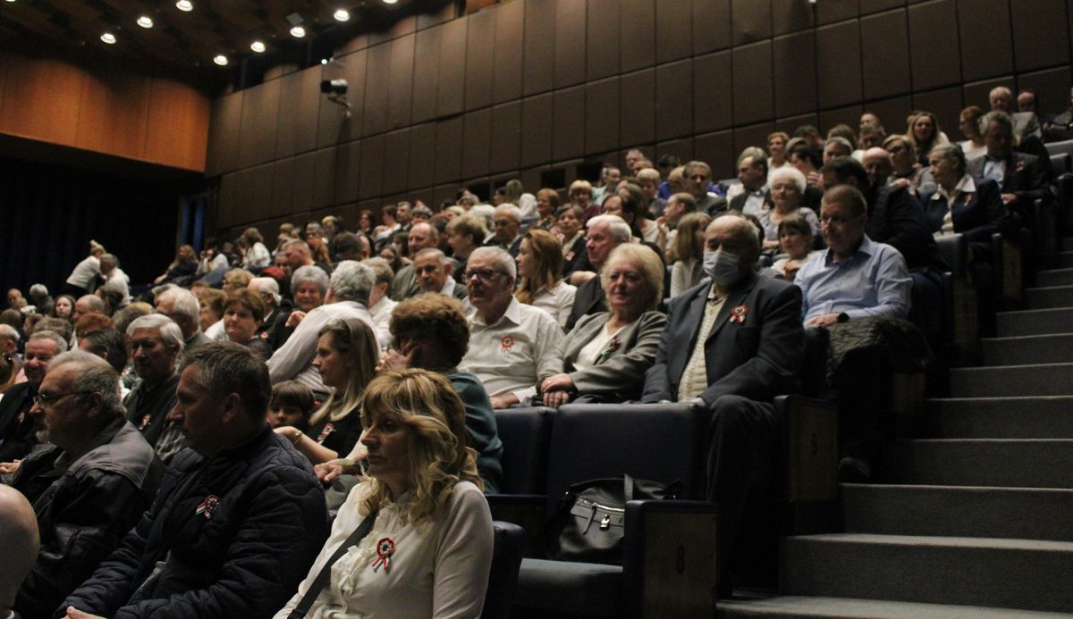 Megteltek a széksorok a kulturális központban