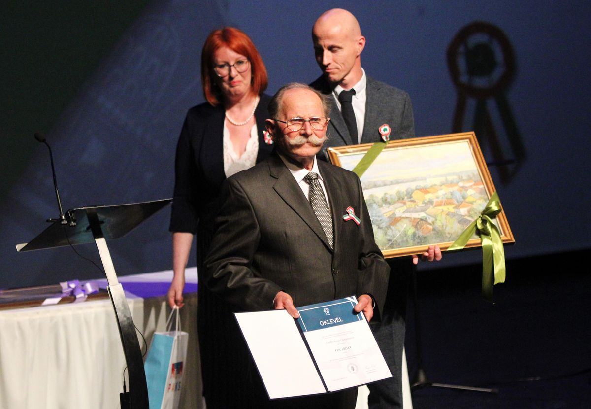 Feil József a díjjal