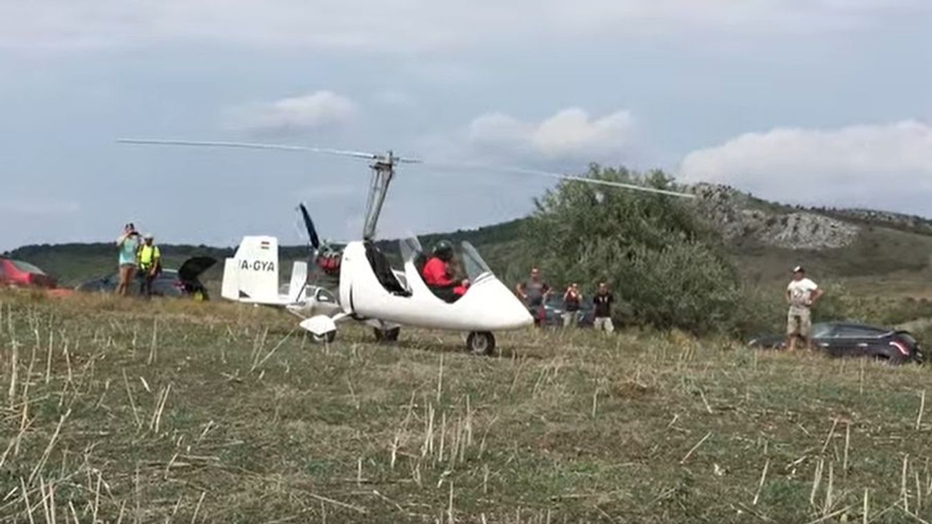 Helikopterhez hasonlatos gép száll le Tolnanémediben