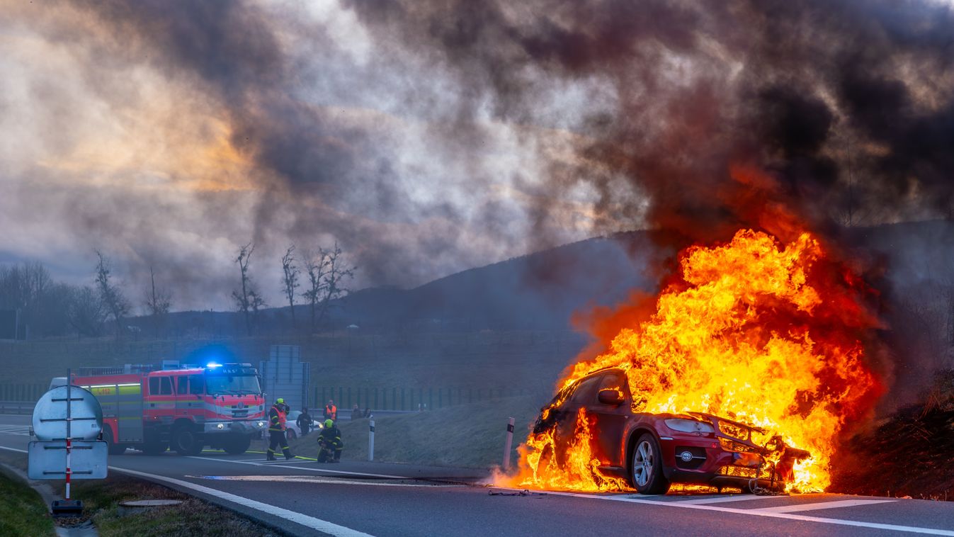 Kiégett egy kocsi az M6-oson, forgalomkorlátozásra kell számítani!