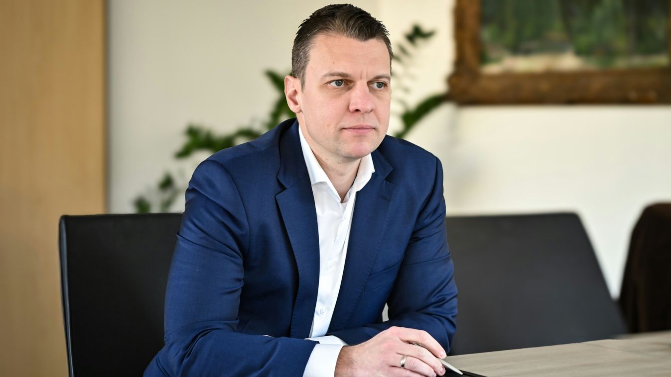 Menczer Tamás szerint Magyar Péter főtanácsadója, a volt vezérkari főnök egy ukránpárti katona (videó)