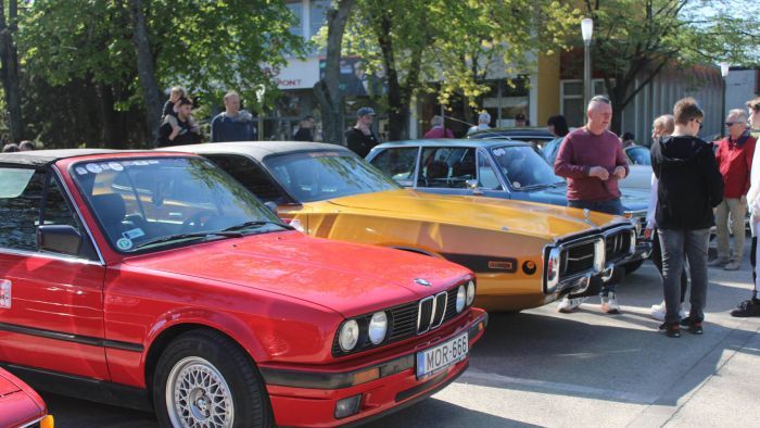 Autócsodákkal volt tele a parkoló